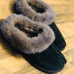 UGG slippers , big kid